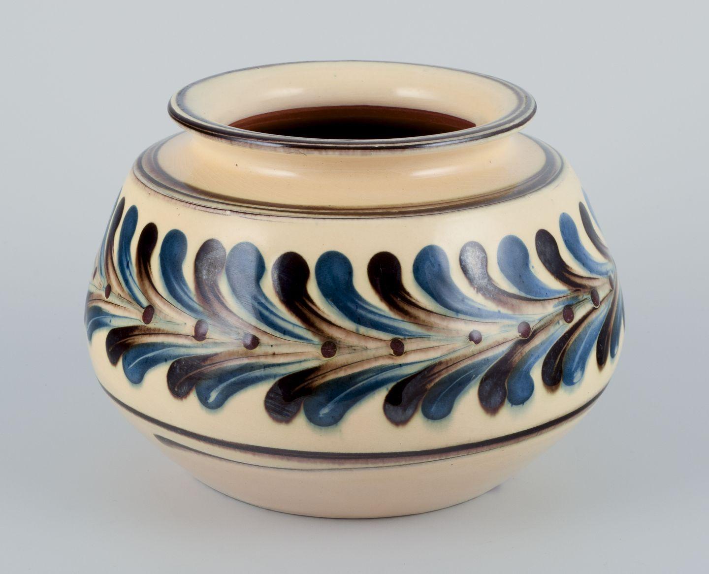 Gebrauchte Waren sind für US-Kunden von den Einfuhrzöllen befreit. 
Daher fallen für Ihren Kauf keine Einfuhrzölle an.

Kähler, Dänemark. Vase aus Keramik. 
Kuhhorn-Technik. Handgefertigt.
Glasur in Blau- und Brauntönen auf einem cremefarbenen