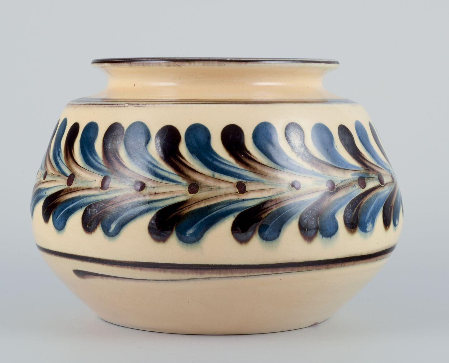 Kähler, Dänemark. Vase aus Keramik.  Kuhhorn-Technik. Handgefertigt. (Dänisch) im Angebot