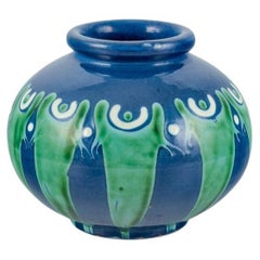 Kähler, Dinamarca. Jarrón de cerámica en tonos azules y verdes. 1930s