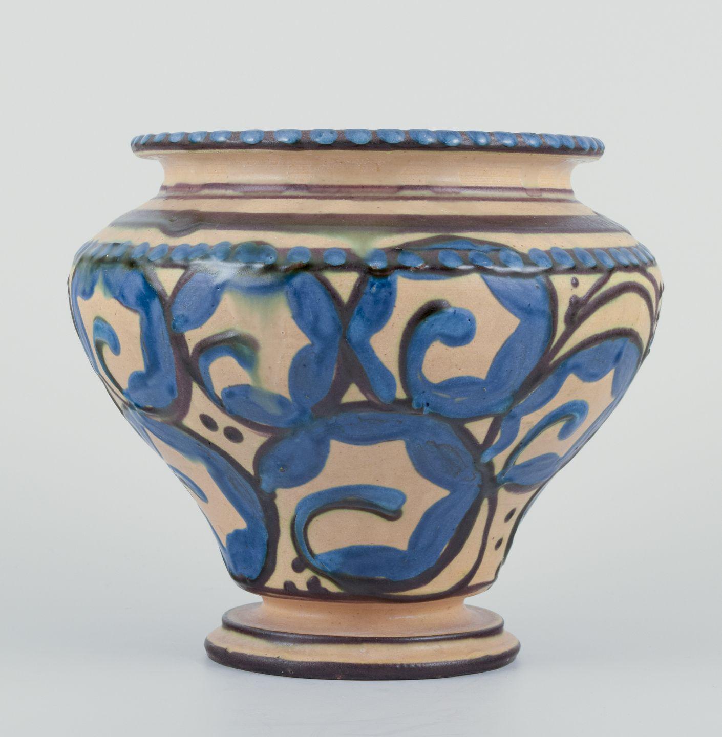 Les produits d'occasion sont exonérés de droits d'importation pour les clients américains. 
Par conséquent, aucun droit d'importation ne s'appliquera à votre achat.

Kähler, Danemark.
Vase en céramique selon la technique de la corne de vache. Glacis