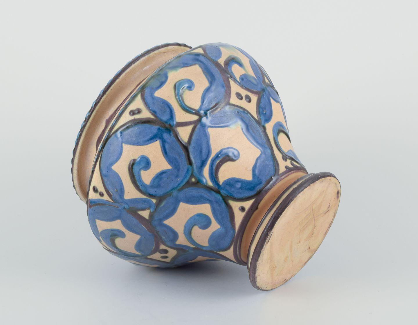 Milieu du XXe siècle Kähler, Danemark. Vase en céramique selon la technique de la corne de vache. en vente