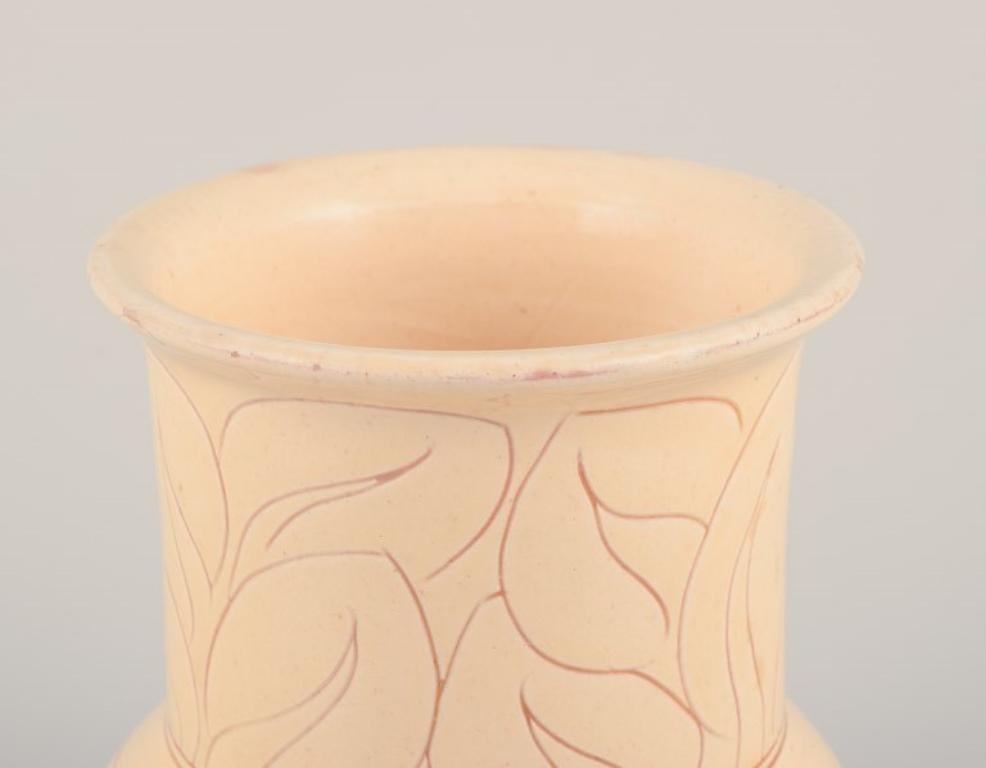 Kähler, Danemark. Vase en céramique avec une glaçure de couleur crème.
1930/40's.
Parfait état.
Signé.
Dimensions : Hauteur 11,5 cm. x diamètre 10,0 cm.