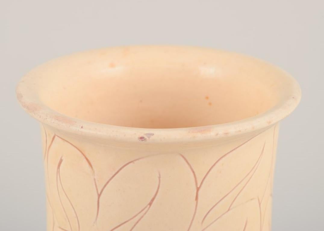 Kähler, Danemark. Vase en céramique à glaçure de couleur crème. années 1930/40. Excellent état - En vente à Copenhagen, DK