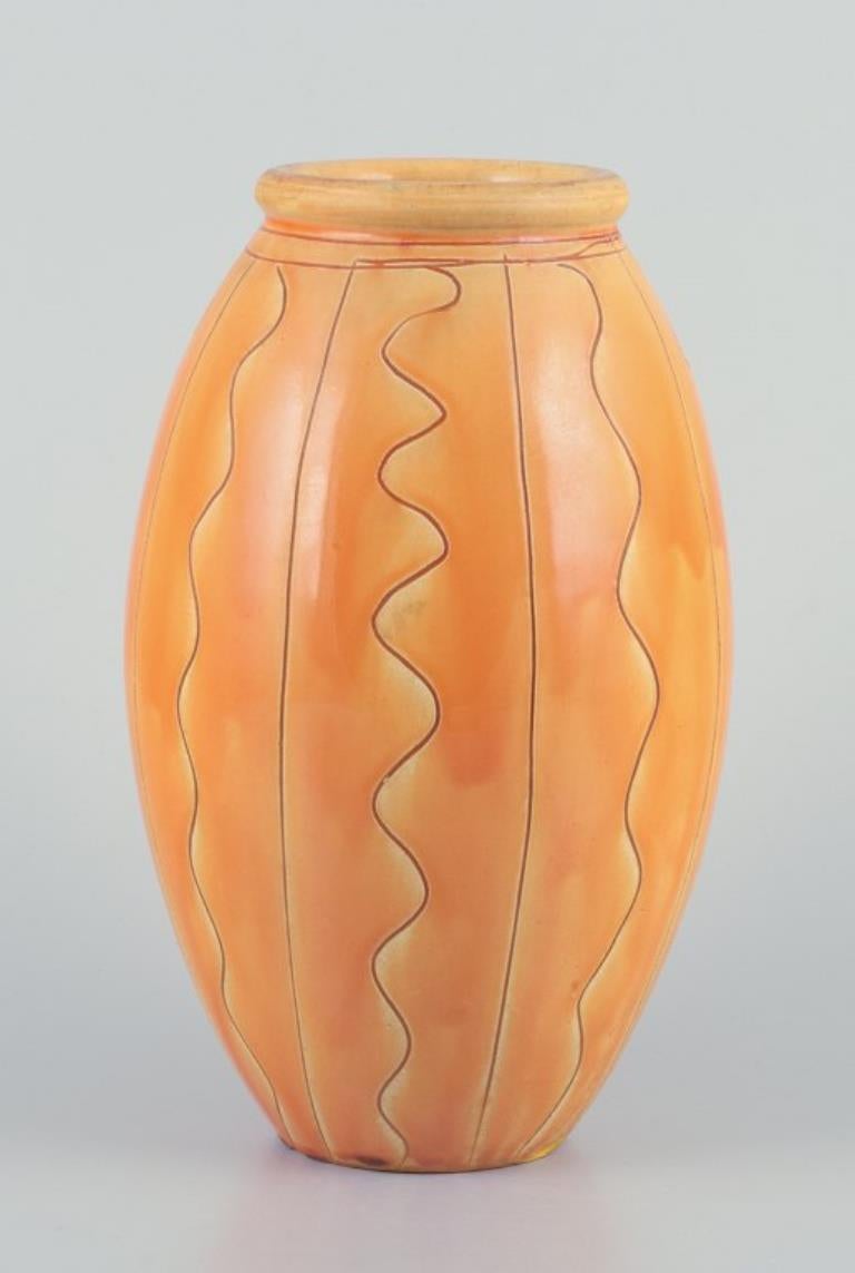 Kähler, Danimarca.
Vaso in ceramica con smalto all'uranio. 
Realizzato a mano.
Circa anni '30.
Contrassegnato.
In ottime condizioni, minimi difetti di cottura dovuti alla produzione.
Dimensioni: H. H. 23,0 cm. x P. 13,0 cm.