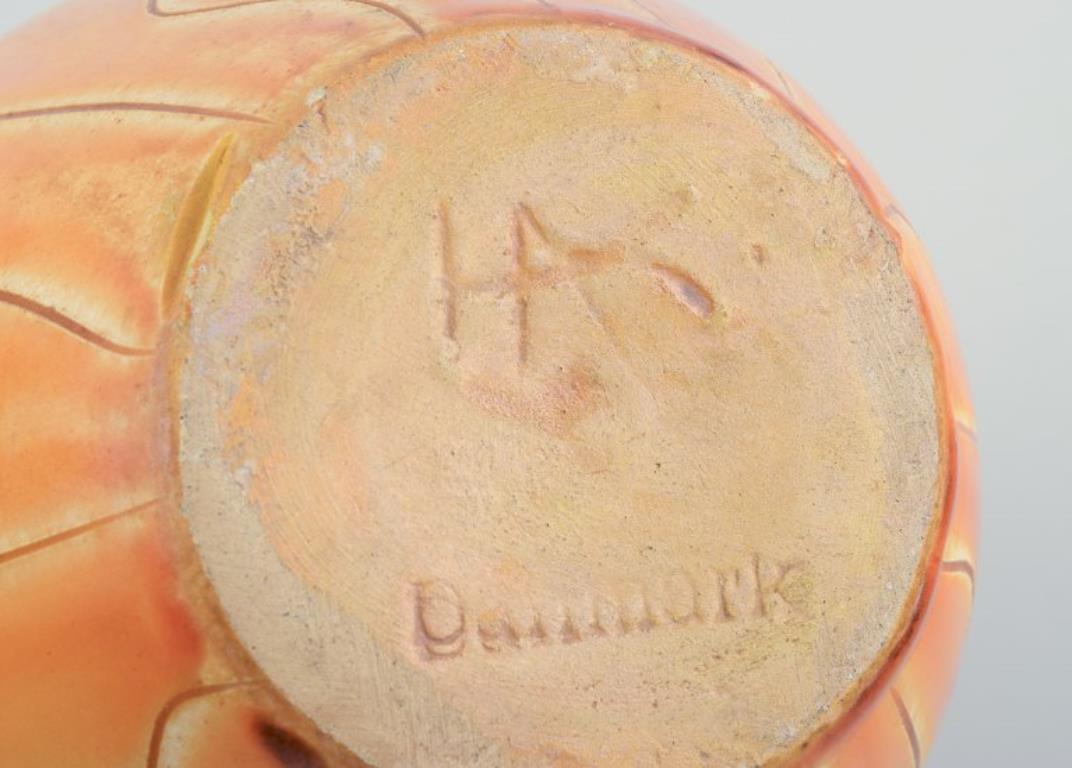 Metà XX secolo Kähler, Danimarca. Vaso in ceramica con smalto all'uranio. Circa anni '30. in vendita