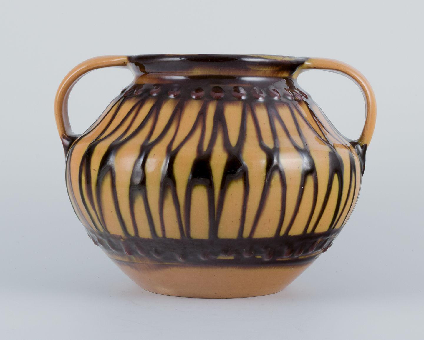 Les produits d'occasion sont exonérés de droits d'importation pour les clients américains. 
Par conséquent, aucun droit d'importation ne s'appliquera à votre achat.

Kähler, Danemark. Vase en céramique.
Forme classique avec deux poignées. Technique