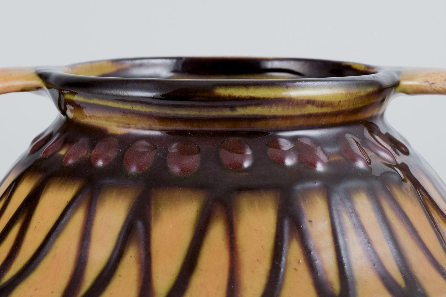 Vernissé Kähler, Danemark. Vase en céramique avec deux anses. Technique de la corne de vache. en vente