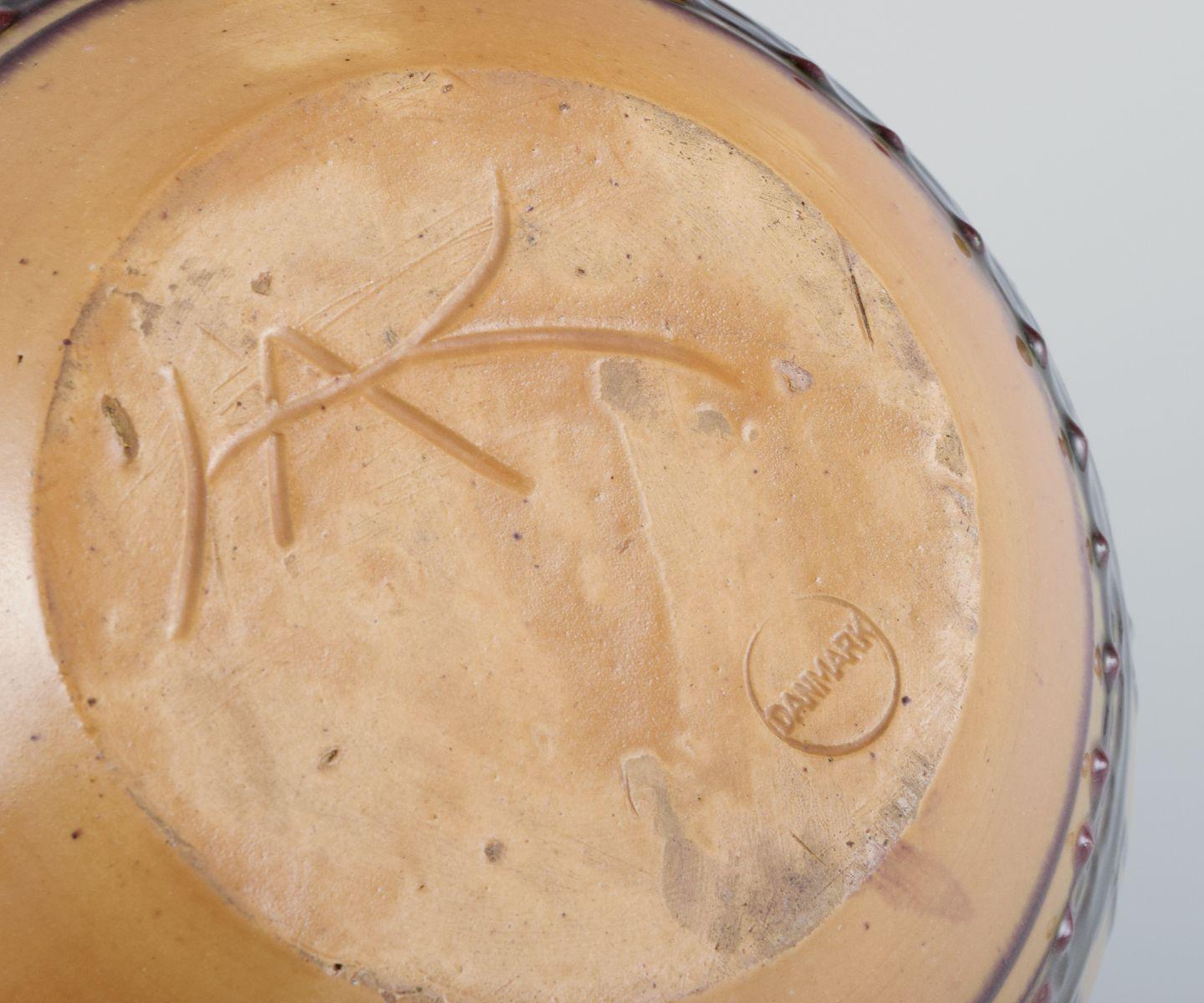 Milieu du XXe siècle Kähler, Danemark. Vase en céramique avec deux anses. Technique de la corne de vache. en vente