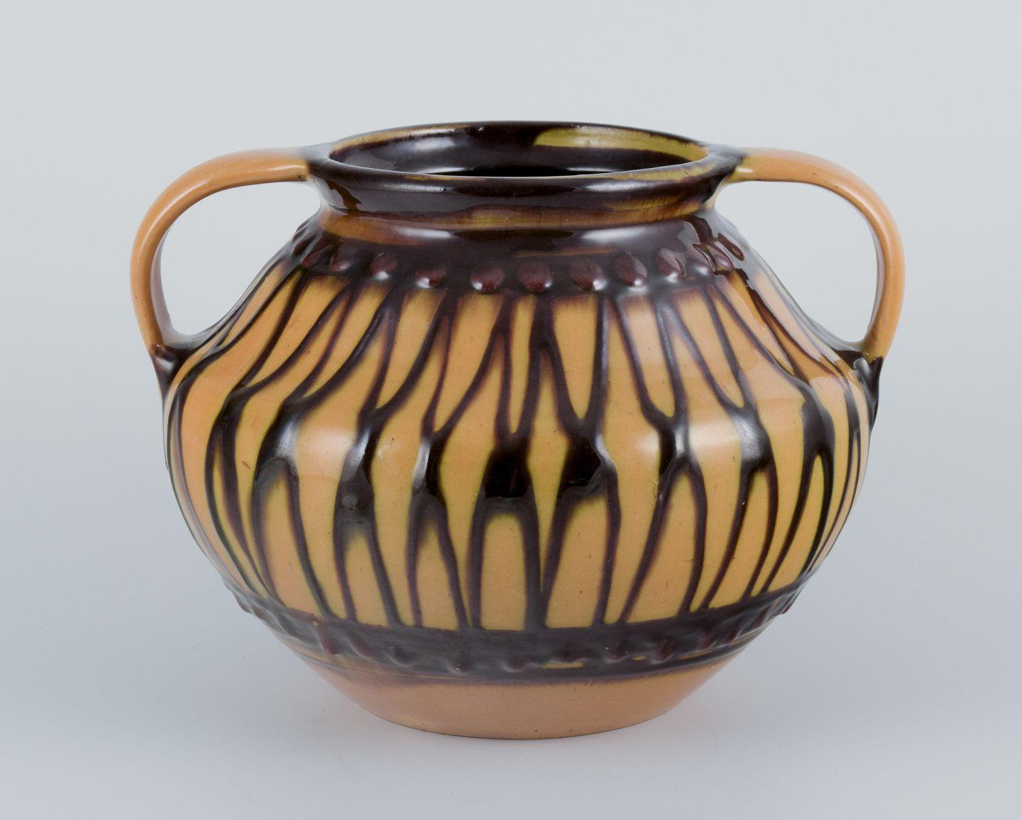 Kähler, Danemark. Vase en céramique avec deux anses. Technique de la corne de vache.