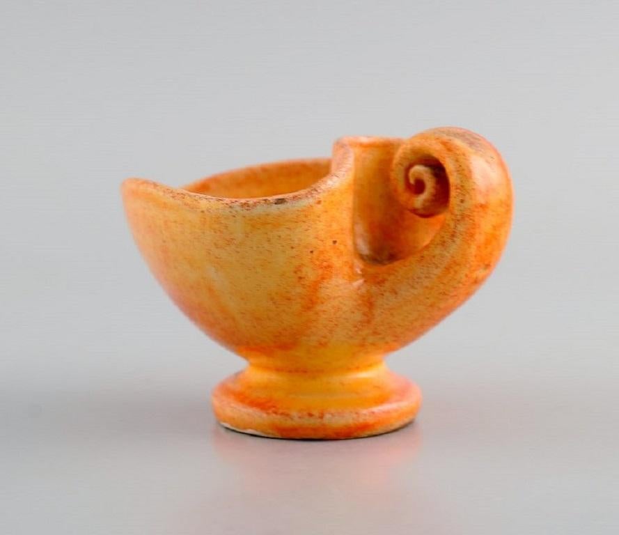 Kähler, Denmark. Cream jug in glazed stoneware. Beautiful orange uranium glaze. 1940s.
Measures: 9 x 5.5 cm.
Stamped.
In excellent condition.