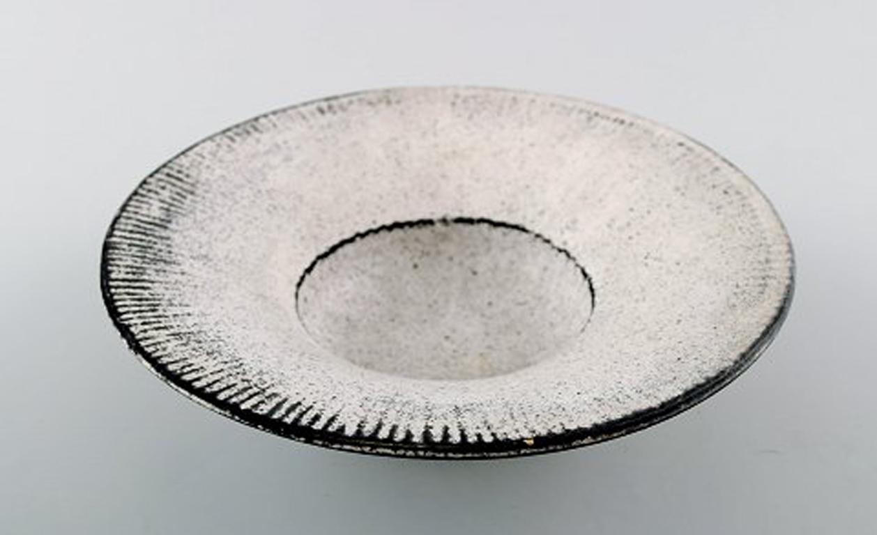 Kähler, Denmark, glazed bowl, 1930s.
Designed by Svend Hammershøi.
Glaze in black and gray.
Measures: 19.5 x 5 cm.
Stamped.
In perfect condition.