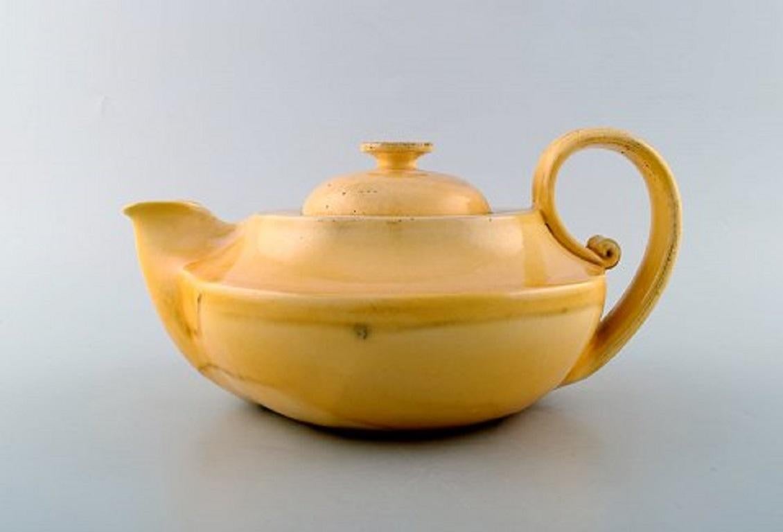 Kähler, Denmark. Glazed ceramic teapot. Beautiful uranium yellow glaze, 1930s-1940s.
Measures: 26 x 13 cm.
Stamped.
In very good condition.