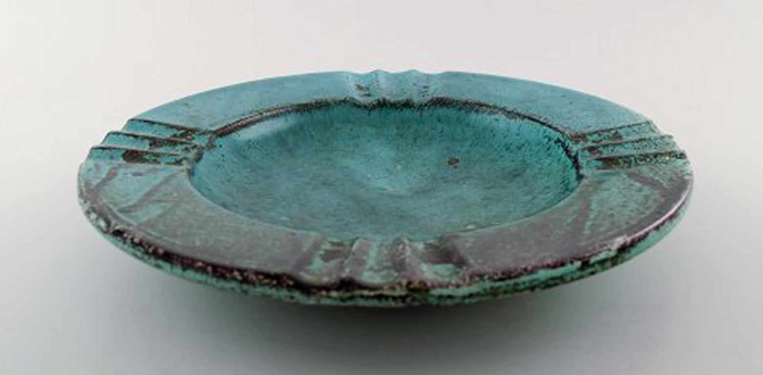 Kähler, Denmark, glazed dish, 1930s.
Designed by Svend Hammershøi.
Glaze in green.
Measures: 27.5 x 4.5 cm.
Stamped.
In perfect condition.