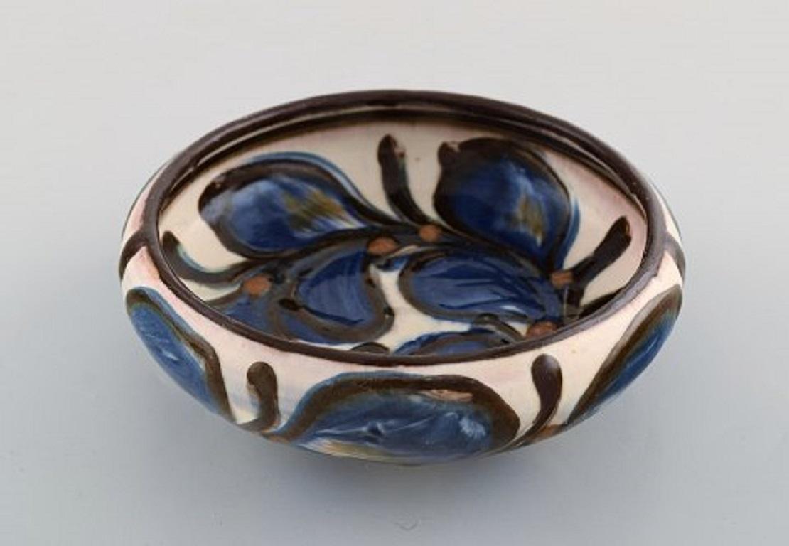 Kähler, Denmark, glazed stoneware bowl in modern design, 1930s-1940s. Blue flowers on a cream-colored background.
Stamped.
Measures: 14.5 x 5 cm.
In very good condition.