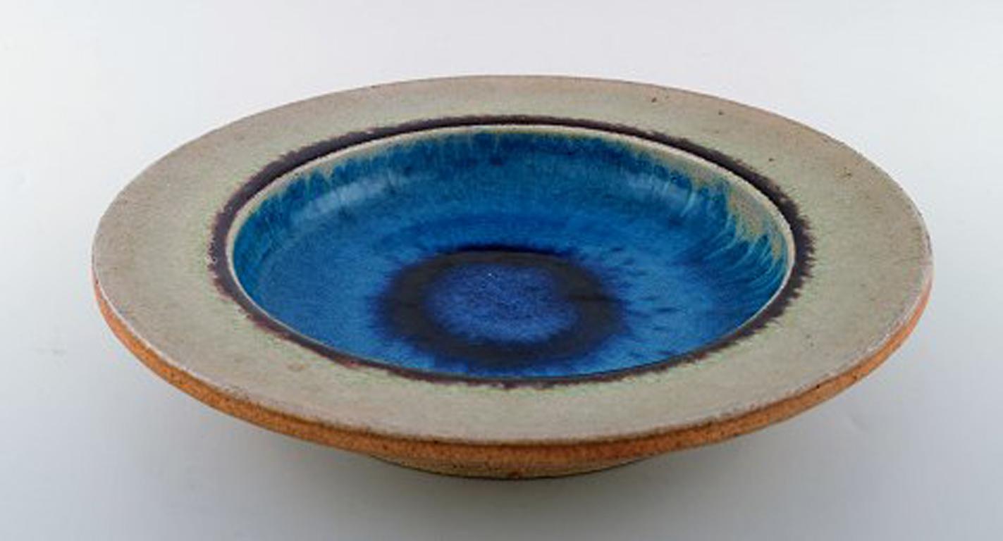 Kähler, Denmark, glazed stoneware dish 1960s.
Designed by Nils Kähler. Turquoise glaze.
Measures: 31 cm in diameter, 5.5 cm high.
Stamped.
In perfect condition.