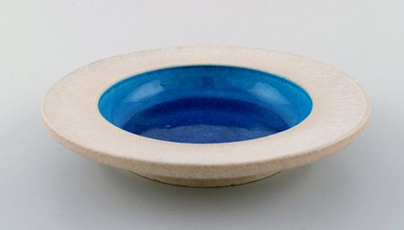 Kähler, Denmark, glazed stoneware dish 1960s.
Designed by Nils Kähler. Turquoise glaze.
Measures: 20 cm in diameter, 3.5 cm high.
Stamped.
In perfect condition.