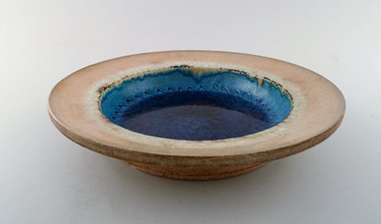 Kähler, Denmark, glazed stoneware dish 1960s.
Designed by Nils Kähler. Turquoise glaze.
Measures: 31 cm in diameter, 6.5 cm high.
Stamped.
In perfect condition.