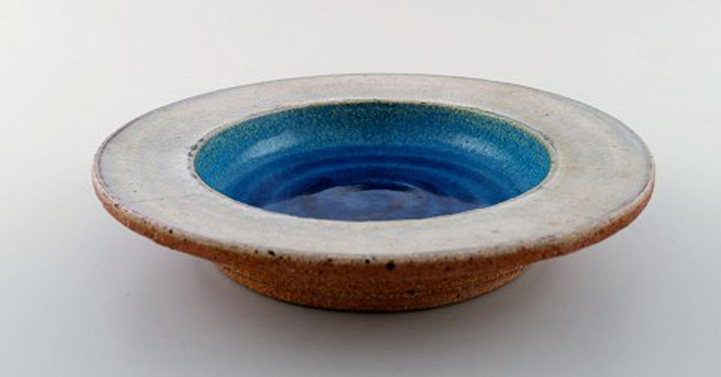 Kähler, Denmark, glazed stoneware dish, 1960s.
Designed by Nils Kähler. Turquoise glaze.
Measures: 23 cm. in diameter. 4 cm. high.
Stamped.
In perfect condition.