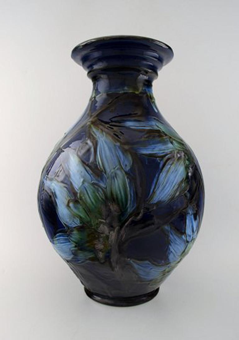 Kähler, Denmark, glazed stoneware floor vase decorated with flowers in blue shades,
1930s-1940s. Cow horn technique.
Stamped.
Measures: 42 cm. x 30 cm.
In perfect condition.