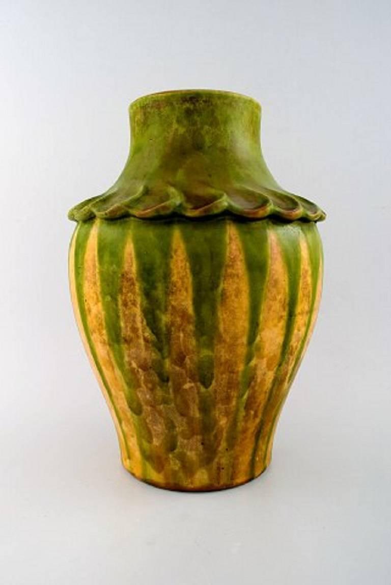 Kähler, Denmark, glazed stoneware vase, 1920s.
Green and yellow glaze.
Measures: 30 x 20 cm.
Marked.
In perfect condition.