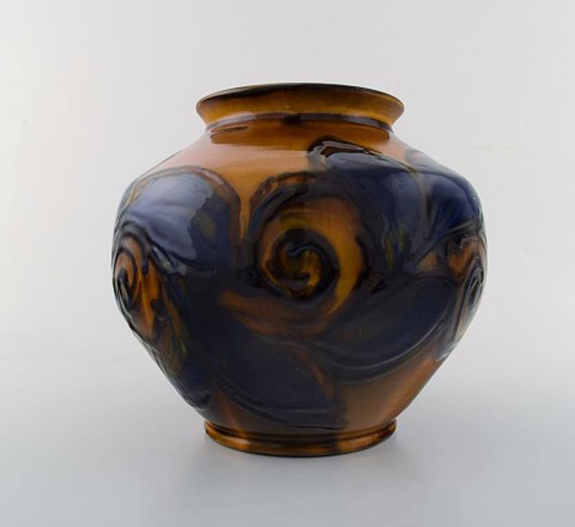 Kähler, Denmark, glazed stoneware vase.
1930s-1940s.
Cow horn glaze. Beautiful dark blue flowers on brown base.
Stamped.
Measures: 23 cm. x 20.5 cm.
In perfect condition.