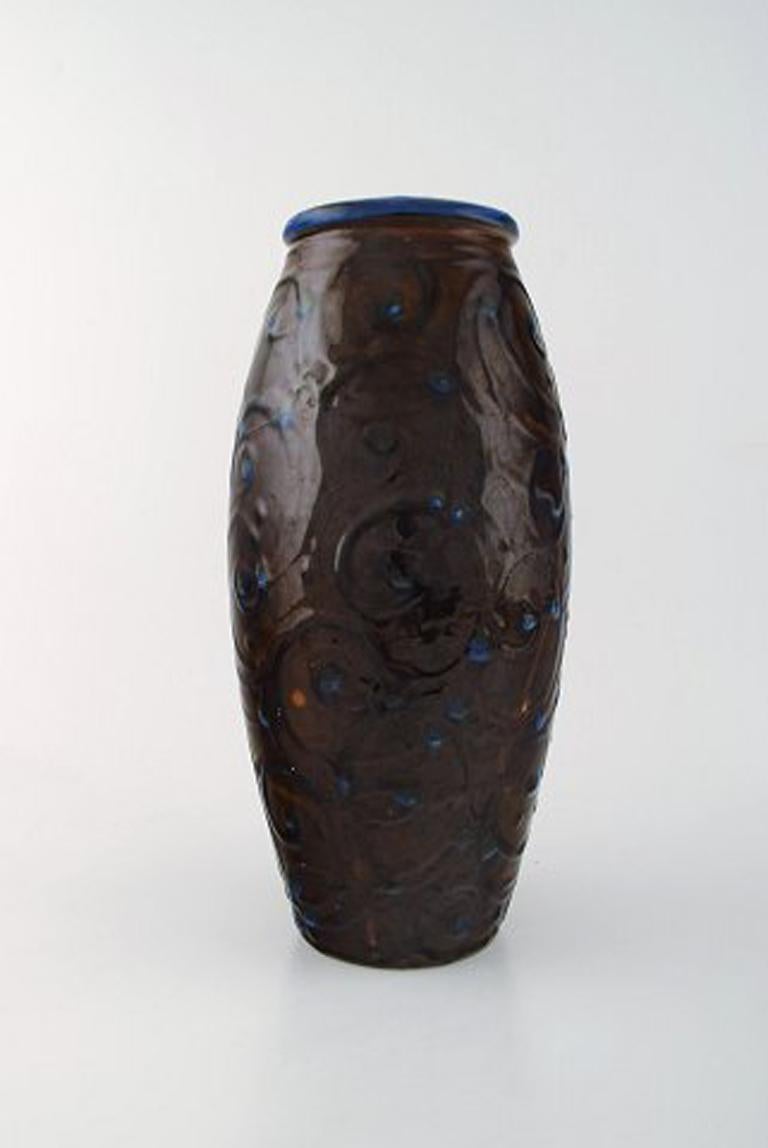 Kähler, Denmark, glazed stoneware vase.
1930s-1940s.
Cow Horn glaze. Beautiful dark blue/brown glaze.
Stamped.
Measures: 30,5 cm x 15 cm.
In perfect condition.