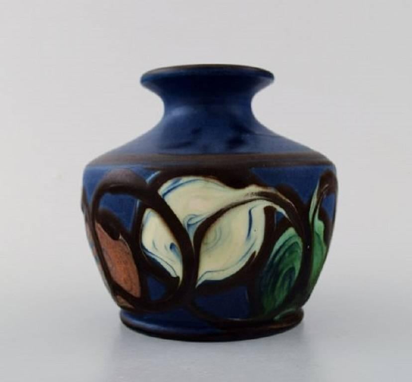 Kähler, Denmark, glazed stoneware vase, 1940s.
Stamped.
Measures: 11 cm. x 10.5 cm.
In perfect condition.