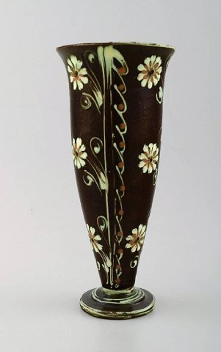 Kähler, Denmark, glazed stoneware vase, 1940s.
Stamped.
Measures: 22 cm. x 9,5 cm.
In perfect condition.