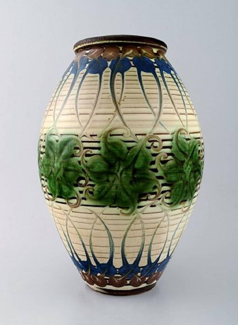 Kähler, Denmark, glazed stoneware vase, 1940s.
Stamped.
Measures: 24 cm. x 17 cm.
In perfect condition.