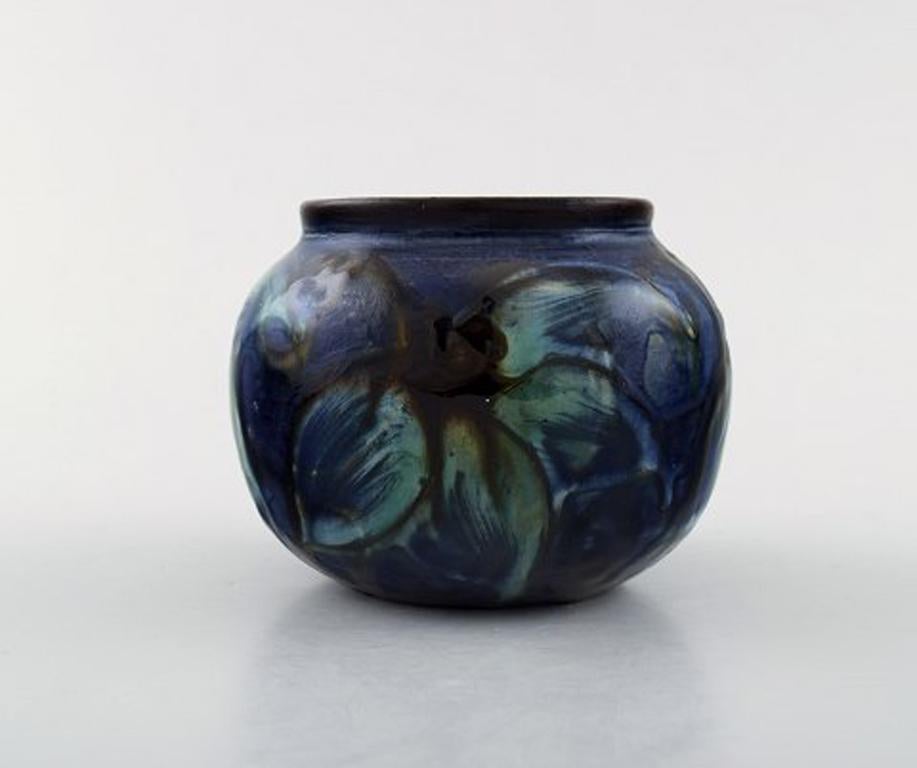 Kähler, Denmark, glazed stoneware vase in modern design, 
1930s-1940s. Cow Horn technique.
Stamped.
Measures: 9.5 x 7.5 cm. 
In perfect condition.