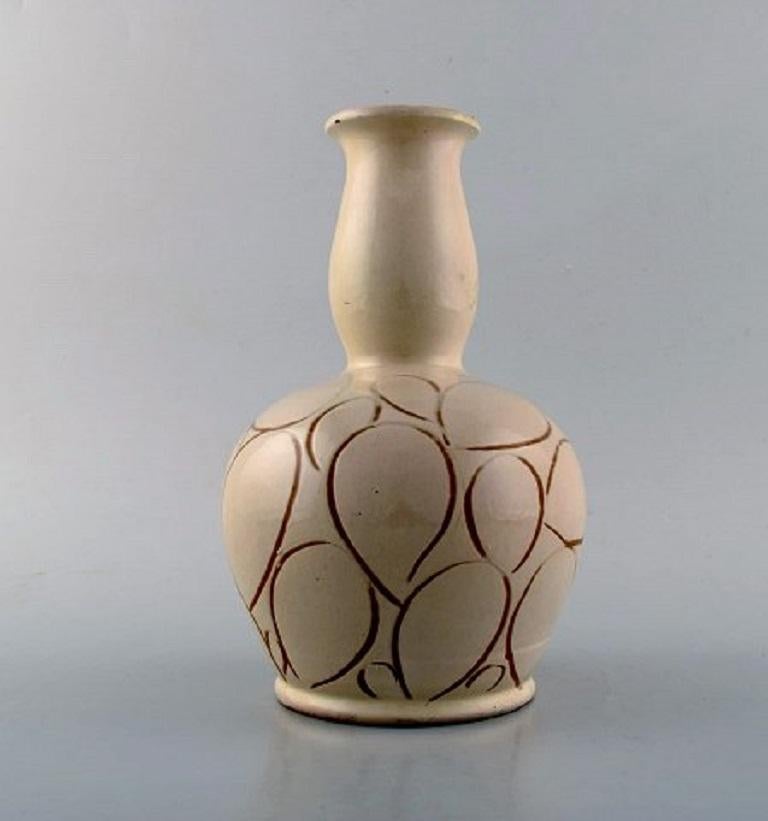 Kähler, Denmark, glazed stoneware vase in modern design. 1930s-1940s.
Stamped.
Measures: 12 x 12 cm.
In very good condition.