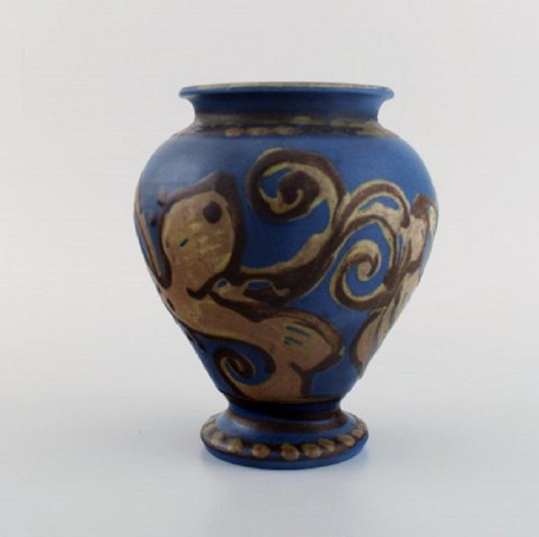 Kähler, Denmark. Glazed stoneware vase in modern design. Brown foliage on blue background, 1930s-1940s. 
Measures: 17.5 x 15.5 cm.
Signed: HAK.
In excellent condition.