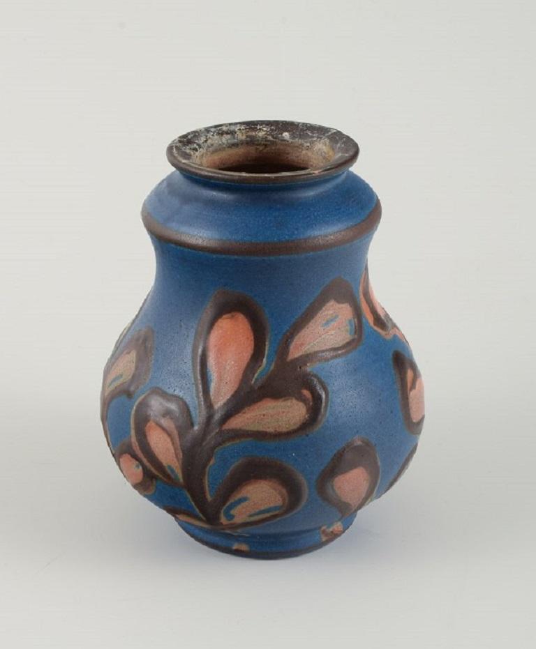 Kähler, Denmark, glazed stoneware vase in modern design. 
1930/40s. Cow horn technique. Brown leaves on blue background.
Measurements: H 12.0 cm. x d 10.0 cm.
Calcium at the top.
In excellent condition.
Marked.