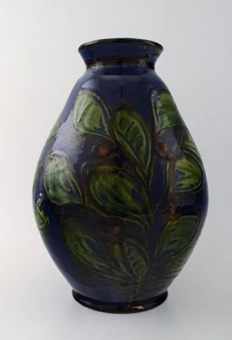 Kähler, Denmark, glazed stoneware vase in modern design.
1930s-1940s. Cow horn technique.
Stamped.
Measures: 26 cm. x 19 cm.
In perfect condition.