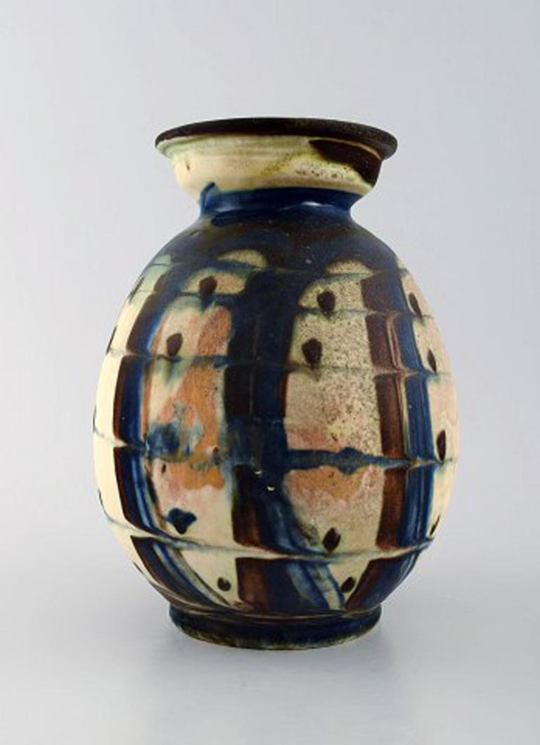 Kähler, Denmark, glazed stoneware vase in modern design.
1930s-1940s. Cow Horn technique.
Stamped.
Measures: 18 cm. x 14 cm.
In perfect condition.