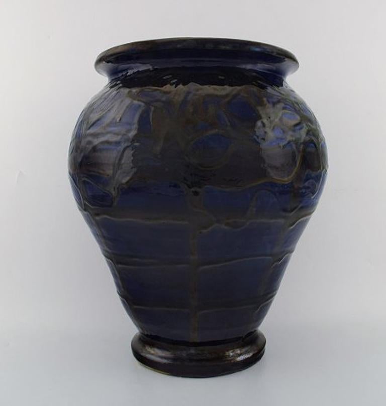 Kähler, Denmark, glazed stoneware vase in modern design.
1930s-1940s.
Cow horn glaze. Beautiful dark blue glaze.
Stamped.
Measures: 37 x 30 cm.
In perfect condition.