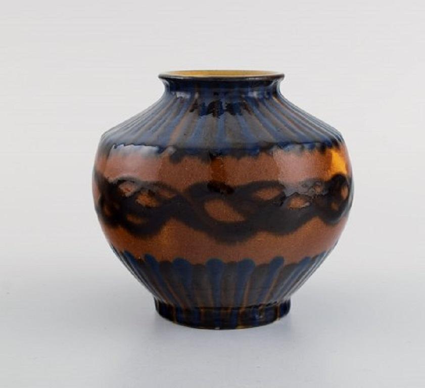 Kähler, Danemark, Vase en grès émaillé au design moderne, années 1930-1940
Mesures : 11.5 x 10,5 cm.
Signé : HAK.
En bon état.