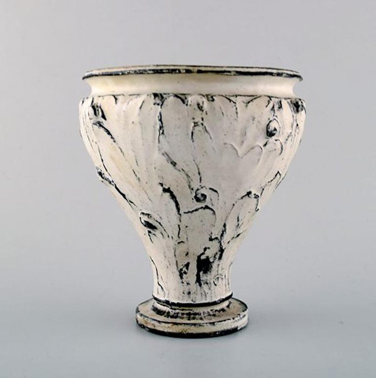 Kähler, Denmark, glazed vase, 1930s.
Designed by Svend Hammershøi. Rare model. Leaves in relief.
Glaze in black and gray.
Measures 16 cm. x 15 cm.
Stamped.
In perfect condition.