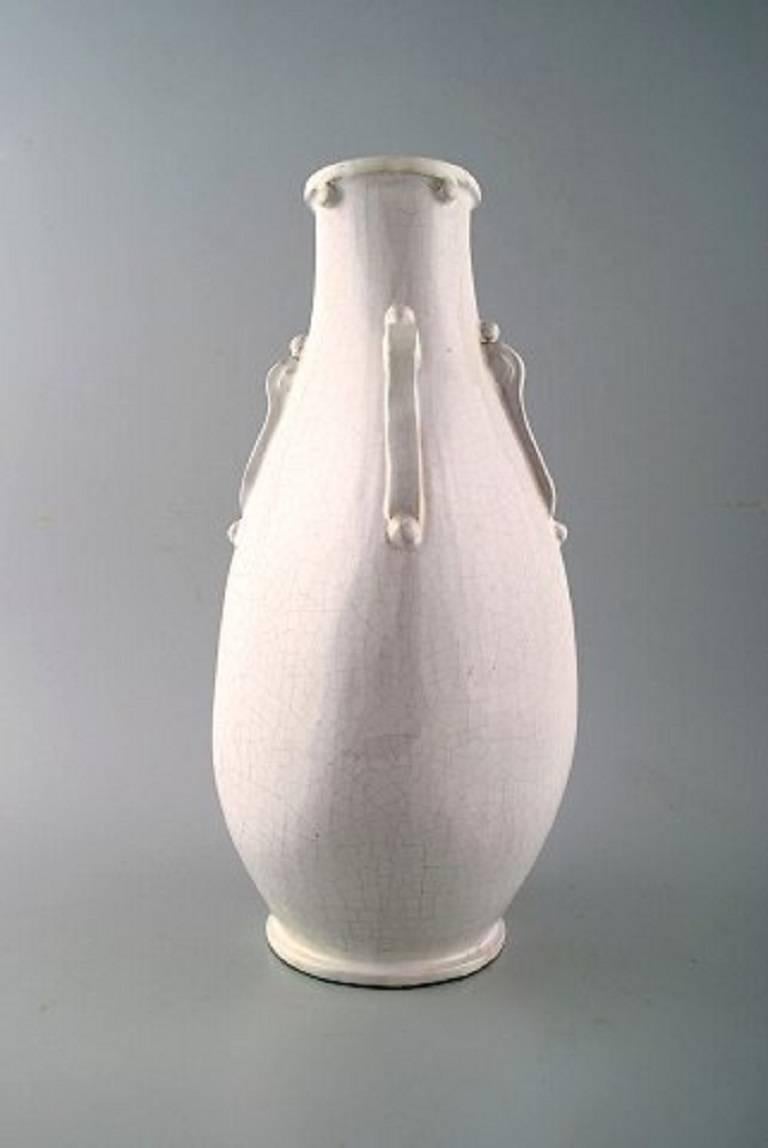 Kähler, Denmark, glazed vase, 1930s.
Designed by Svend Hammershøi.
White glaze.
Measures: 32 x 15 cm.
Stamped.
In perfect condition.