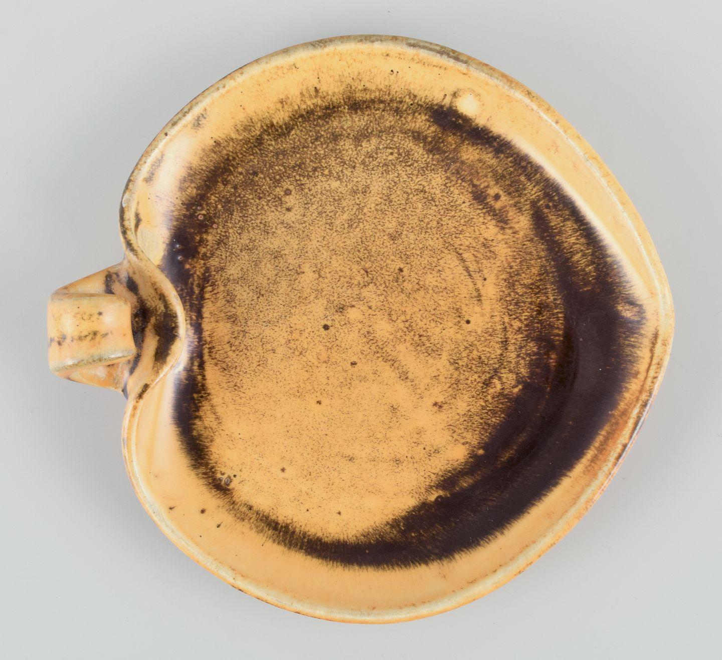 Danois Kähler, Danemark. Plat en forme de cœur en céramique. Glace jaune uranium. en vente
