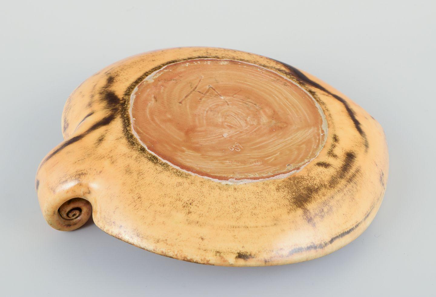 Milieu du XXe siècle Kähler, Danemark. Plat en forme de cœur en céramique. Glace jaune uranium. en vente