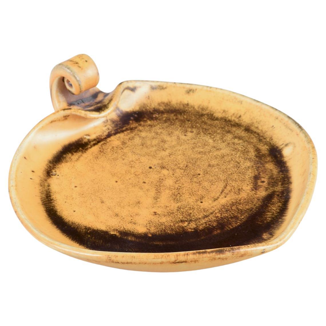 Kähler, Danemark. Plat en forme de cœur en céramique. Glace jaune uranium.