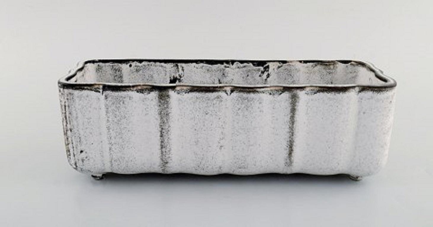 Kähler, Denmark. Jardinière / flowerpot holder in glazed ceramics, 1930s. Designed by Svend Hammershøi.
Double glaze in black and gray.
Measures: 28 x 10 x 9 cm.
Stamped.
In perfect condition.

      
