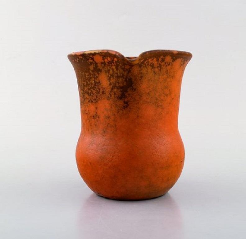 Kähler, Denmark. Jug in glazed stoneware. Beautiful orange uranium glaze, 1930s-1940s.
Stamped.
Measures: 16 x 12.5 cm.
In good condition. Minor wear.