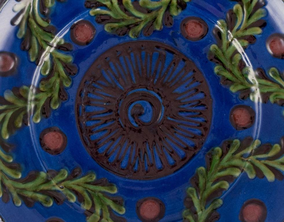 Pre-owned goods are exempt from import duties for U.S. customers. 
Therefore, no import tariffs will be applicable to your purchase.

Kähler, Denmark.
Large ceramic dish. Decorated with green foliage on a blue base.
Shiny glaze.
Circa