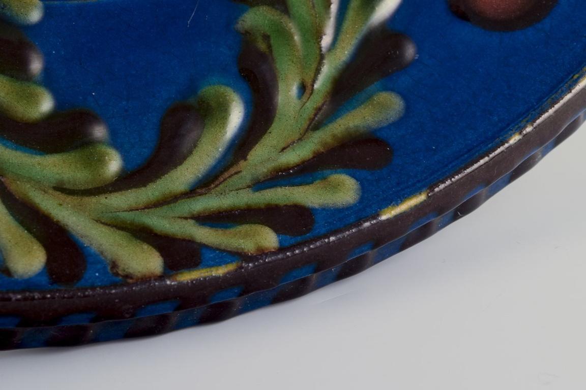 Kähler, Denmark. Large ceramic dish decorated with foliage. Ca. 1930s In Excellent Condition For Sale In Copenhagen, DK