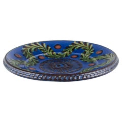 Kähler, Denmark. Large ceramic dish decorated with foliage. Ca. 1930s