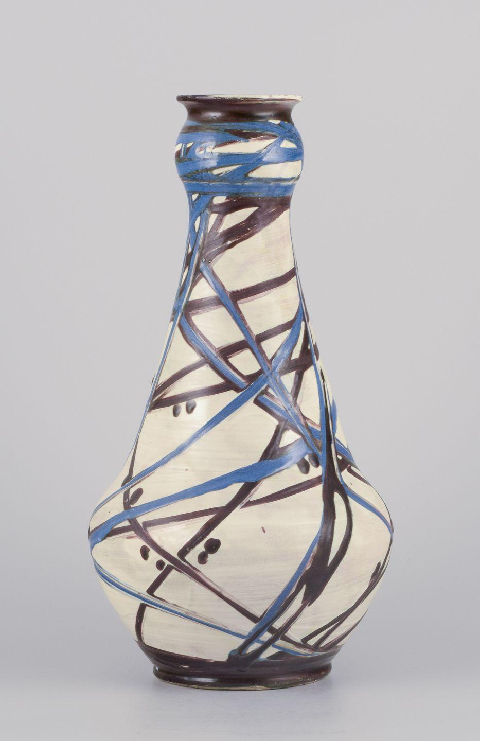 Gebrauchte Waren sind für US-Kunden von den Einfuhrzöllen befreit. 
Daher fallen für Ihren Kauf keine Einfuhrzölle an.

Kähler, Dänemark. Große Bodenvase.
Dekoration aus Kuhhorn in Blau- und Brauntönen auf cremefarbenem