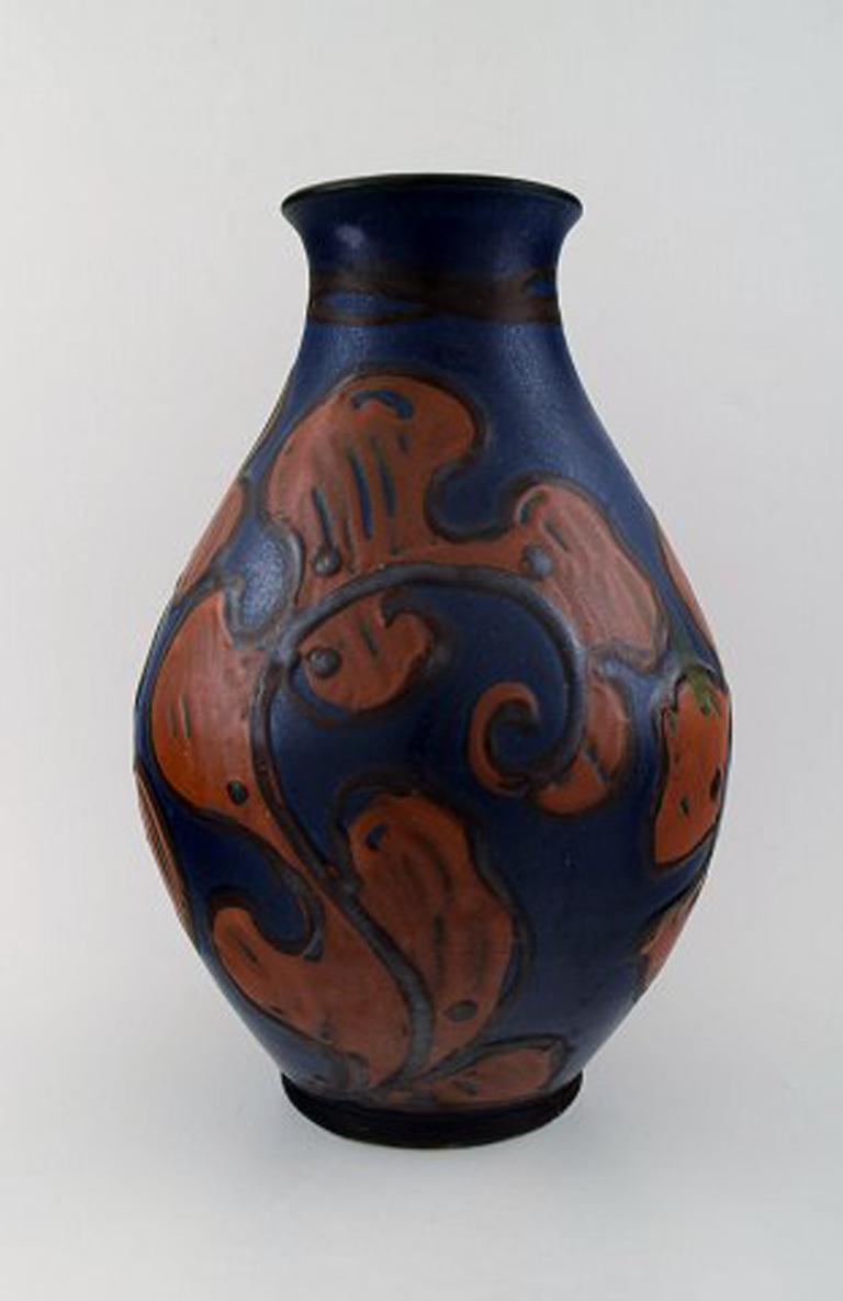 Kähler, Denmark, large glazed stoneware vase in modern design,
1930-1940s. Cow horn technique.
Stamped.
Measures: 29 cm x 20 cm
In perfect condition.