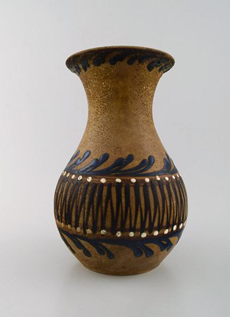Kähler, Denmark, large glazed stoneware vase in modern design,
1930s-1940s. Cow horn technique.
Stamped.
Measures: 25.5 cm x 13.5 cm.
In perfect condition.